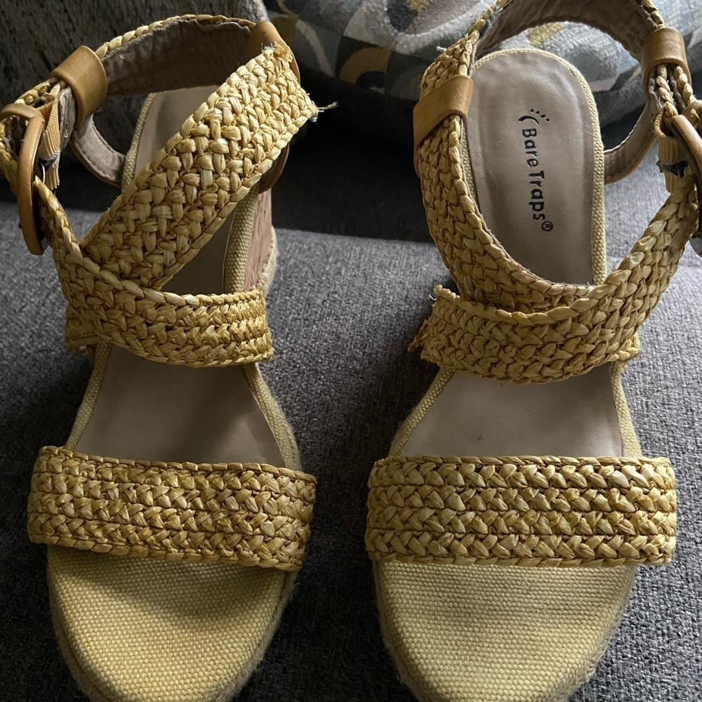 Women’s size 10m Bare  traps mustard sandals p2